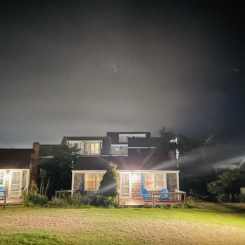 Lighthouse Inn - Evening view of the cottage. 1 bedroom, sofa bed in the living room, microwave, fridge. Spacious and comfortable. - Bed & Breakfast Near Me - West Dennis, Massachusetts