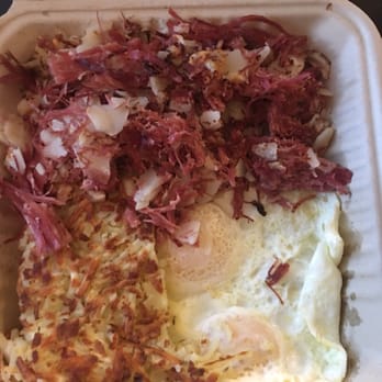 Kitchen Table Cafe - Evergreen Place - Corned Beef & Hash // Eggs over easy - Breakfast & Brunch Near Me - Vancouver, Washington