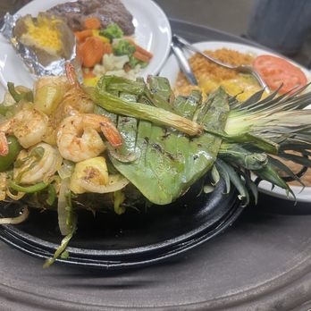 Rodeo Grill - Piña tropical fajitas w pineapple mix and shrimp - Desserts Near Me - George West, Texas Rodeo Grill - Piña tropical fajitas w pineapple mix and shrimp - Desserts Near Me - George West, Texas