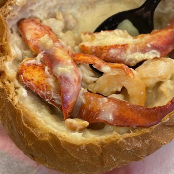 Gilbert's Chowder House - Super seafood chowder soup in a bread bowl !! Soooo delicious - Seafood Near Me - Portland, Maine Gilbert's Chowder House - Super seafood chowder soup in a bread bowl !! Soooo delicious - Seafood Near Me - Portland, Maine