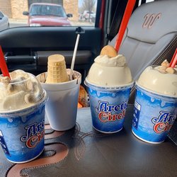 Arctic Circle - Cookie dough, chocolate cone in a cup, marshmallow, cookie dough Small shakes