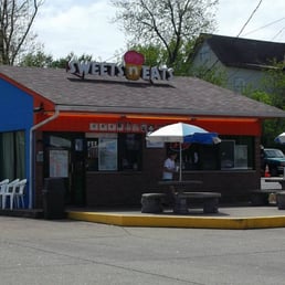 a blue building with a sign that says sweet's eat's