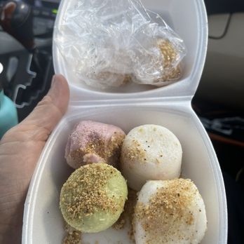 Thach Che Hien Khanh - Steamed bun and small sesame balls with mung beans was so good. Red sticky rice is very fresh! - Desserts Near Me - Westminster, California