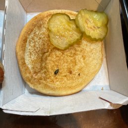 ows a sandwich with pickles on it