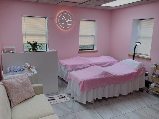 Clean & Sanitized Facilities - Our lash studio prides itself on maintaining clean and sanitized facilities to ensure the utmost comfort and safety for our clients. We adhere to strict hygiene standards, using sterilized tools and high-quality products in a spotless environment. Your health and satisfaction are our top priorities, and we are committed to providing a safe and relaxing experience every visit. Clean & Sanitized Facilities - Our lash studio prides itself on maintaining clean and sanitized facilities to ensure the utmost comfort and safety for our clients. We adhere to strict hygiene standards, using sterilized tools and high-quality products in a spotless environment. Your health and satisfaction are our top priorities, and we are committed to providing a safe and relaxing experience every visit.