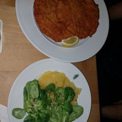 Gasthaus Heidenkummer - Surkarreeschnitzel vom Schwein mit Erdäpfel-Vogerl-Salat