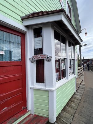 Dolly's House by null