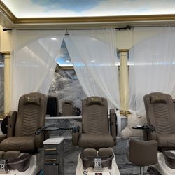 Luminous V Nail Spa - CLEAN!