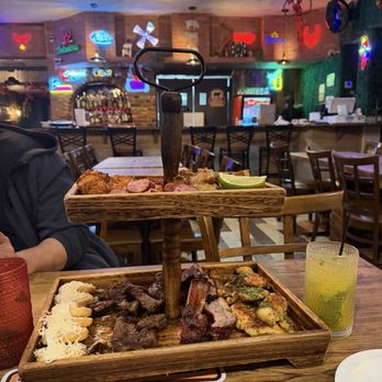 La Gloria Grill - Bandeja La Gloria and Mojito - Steakhouses Near Me - Kissimmee, Florida