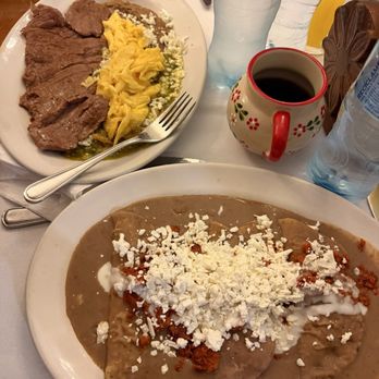 Café de Tacuba - Chilaquiles verdes con arrachera,beans and cafe de la olla - Mexican Near Me - México, D.F., DIF