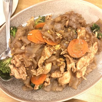 blue mango - Pad See Ew - Thai Near Me - Williamstown, Massachusetts