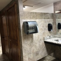 Wood Shed - Pretty clean ladies room!