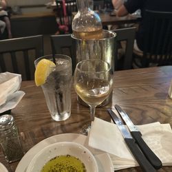 Ritrovo Pub & Grille - Wine and bread