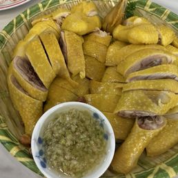 A whole Hainan chicken