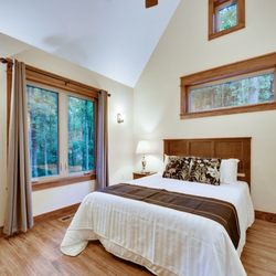 Gardens in the Gorge - Luxurious bedroom with forest views