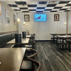 Red plum - The dining area
