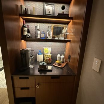 The Global Ambassador - Wet bar - Hotels Near Me - Phoenix, Arizona The Global Ambassador - Wet bar - Hotels Near Me - Phoenix, Arizona