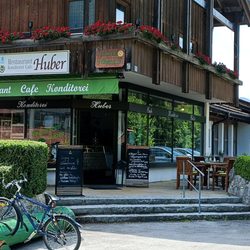 Café Huber - Eingang/ hier gibt es den legendären Kirsch Streusel für den Pfarrer in der Serie: die Dorfhelferin !