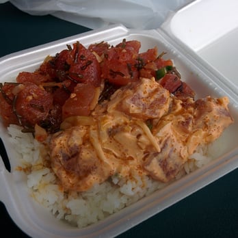 Ono Seafood - Small combo, half Hawaiian style half spicy tuna - Seafood Near Me - Honolulu, Hawaii