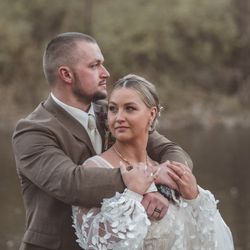 Stefan Ludwig Photography - Couple standing next to a creek
