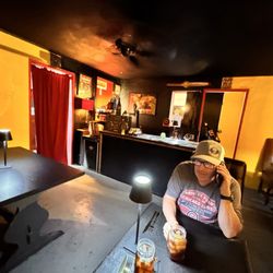 Rock N Raul's Smokehouse - Inside eating area