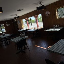 Fincher's Barbecue - Seating