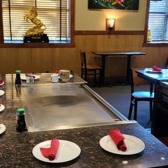 Tepanyaki - Tables, seating and teppanyaki grill. - Sushi Bars Near Me - Orem, Utah