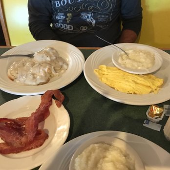 Eggheads Diner - Biscuits and Gravy combo with side of bacon - Diners Near Me - Gloucester Point, Virginia