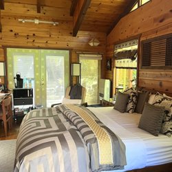 Lotus Garden Cottages - Bedroom of Rising Moon Suite