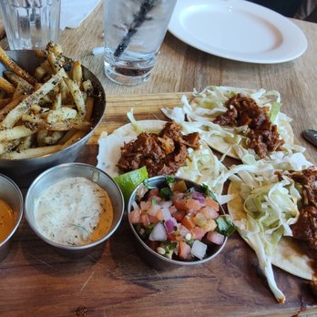 Earls Kitchen + Bar - New American Near Me - Orlando, Florida Earls Kitchen + Bar - New American Near Me - Orlando, Florida