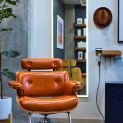 Mane Duo Salon - Mane Duo Salon hair colorist chair