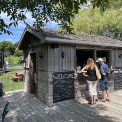 Waupoos Estates Winery - Bar and food truck out back