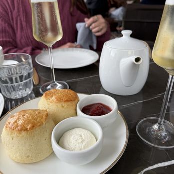 Rundle Bar - Biscuit and jam - Lounges Near Me - Banff, Alberta