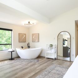 Bayshore Inn & Spa - Romantic Suite in room soaker tub
