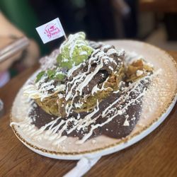 Madres Brunch - Chilaquiles verdes with steak .