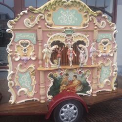De Markt - Giant music box at the downtown market.