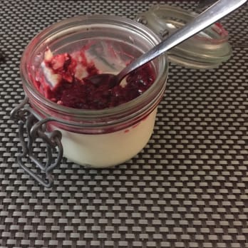 Chat Noir, Chat Blanc - Panacotta purée de framboise - French Near Me - Nice, 06
