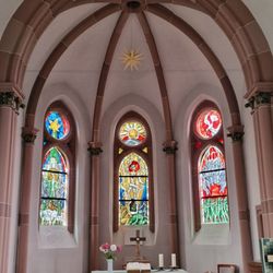 Evangelische Kirche - Altar und Fenster