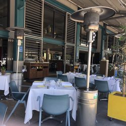 Yellow pots in front of Otto