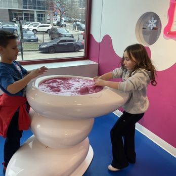 Sloomoo Institute - Chicago - Slime station - Amusement Parks Near Me - Chicago, Illinois