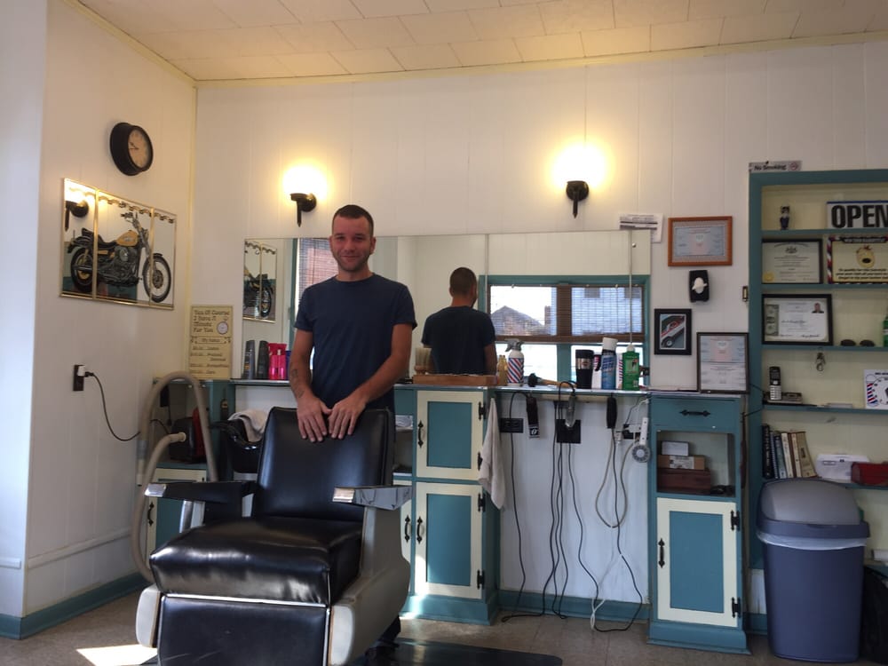 Leo Moss' Barber Shop Logo