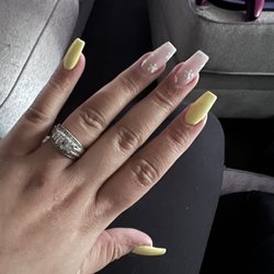 Linden Nails - Yellow floral design