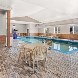 Days Inn & Suites by Wyndham Cedar Rapids - Pool - indoor