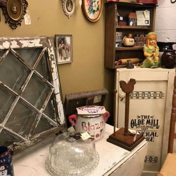 The Rusty Rooster - Primitive - Antiques Near Me - Bardstown, Kentucky The Rusty Rooster - Primitive - Antiques Near Me - Bardstown, Kentucky