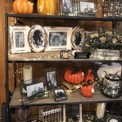 Howell's Greenhouse and Pumpkin Patch - Example of the home decor for sale I side the main barn