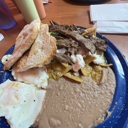 Chilaquiles con Arrachera con huevos