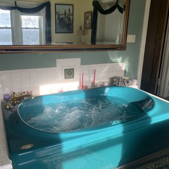 Brumder Mansion Bed & Breakfast and Theater - The bathtub of dreams - Bed & Breakfast Near Me - Milwaukee, Wisconsin Brumder Mansion Bed & Breakfast and Theater - The bathtub of dreams - Bed & Breakfast Near Me - Milwaukee, Wisconsin
