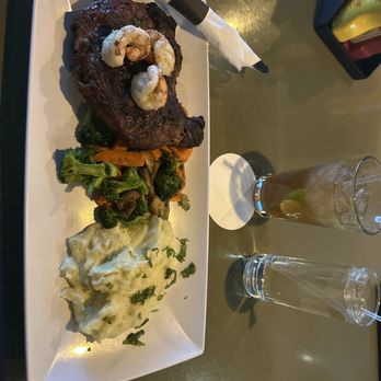 Sari’s Restaurant & Bar - Sports Bars Near Me - Chicago, Illinois Sari’s Restaurant & Bar - Sports Bars Near Me - Chicago, Illinois