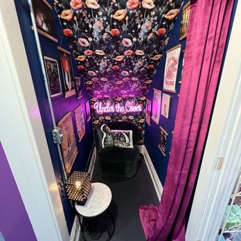 Under The Cover - A cozy hideaway. - Bookstores Near Me - Kansas City, Missouri