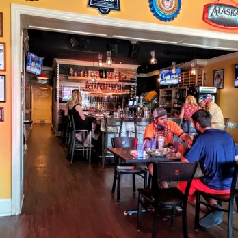 Swig - Dining Area at Swig - Bars Near Me - Perrysburg, Ohio